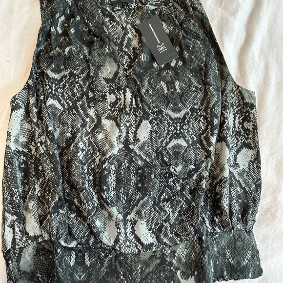 Beautiful surplus top. Fun and trendy! - Picture 4 of 7